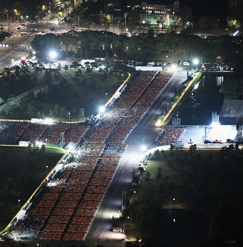 皇居前広場の「国民祭典」会場に集まった人たち (c)朝日新聞社