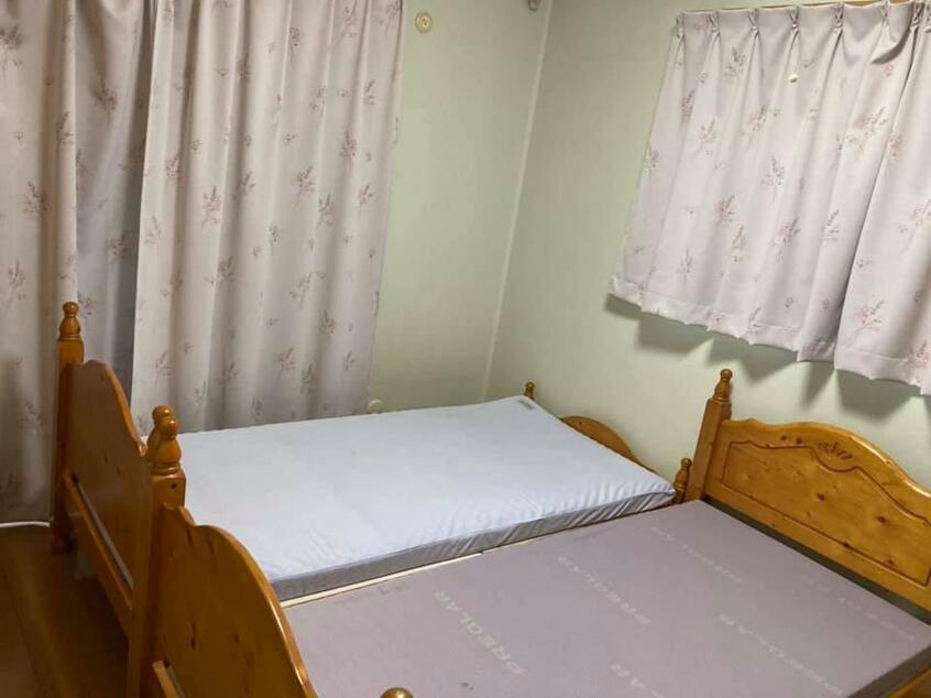 45日間のプロジェクトを経て、立派な寝室に復活!床もピカピカに拭き上げました/After