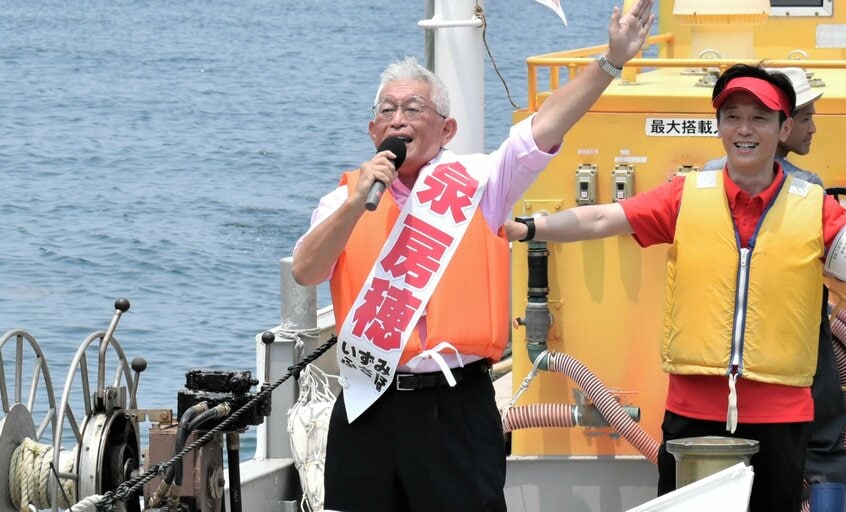 漁船の上から声を上げる泉房穂氏