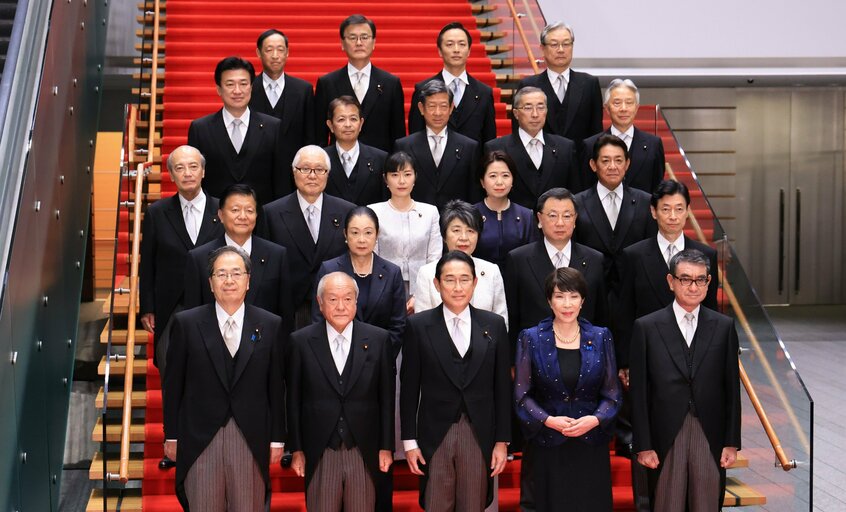 記念撮影に臨む岸田文雄首相(前列中央)と閣僚ら=9月13日、首相官邸