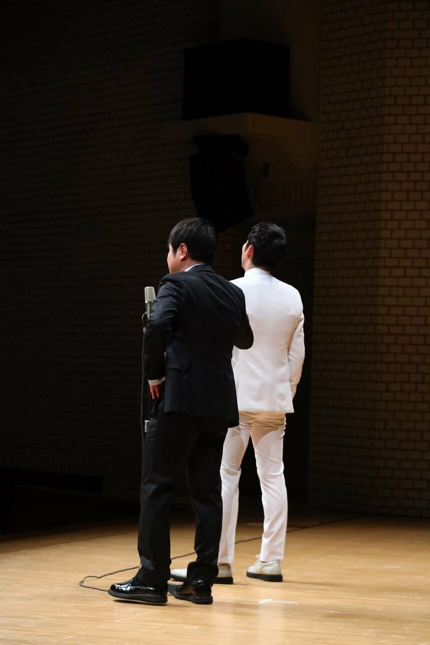 舞台上では白スーツでビシッと決める石田さん（提供）