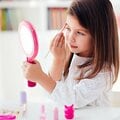 子どもの「メイク」 早く始めすぎると将来の肌のリスクに? 皮膚科医が解説