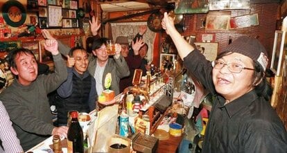 バー「ベズレコード」に集まったファンとマスターの阿部光宏さん(右)