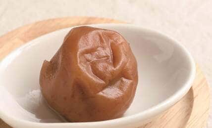 10分でおいしい梅干しが自分で作れる！ はじめてでも簡単な「白干し梅」レシピ〈きょうは梅の日〉