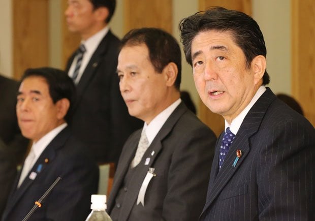 安部首相が力を込める入試改革。左は鎌田座長　（c）朝日新聞社　＠＠写禁
