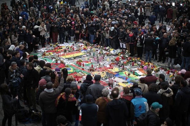 テロ発生後、ブリュッセル市内では連日祈りが捧げられている。爆発のあった駅はＥＵ本部にも近く、車両は通勤客で混み合っていた（写真：ｇｅｔｔｙｉｍａｇｅｓ）＠＠写禁
