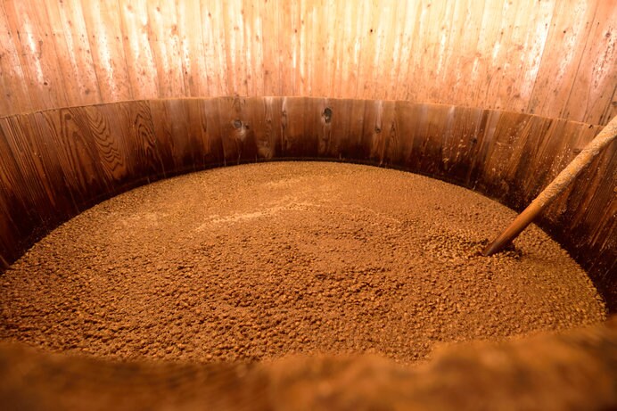 木桶にもろみを入れ、発酵・熟成させ「しょうゆ」ができる