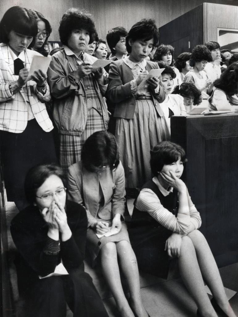 男女雇用機会均等法案の採決を祈るような面持ちで見守る女性たち／１９８５年、参院社会労働委員会で　（ｃ）朝日新聞社