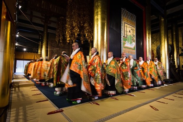 金堂で行われた、総本山金剛峯寺の座主などを供養する大法会。本尊の周りを高僧たちがお経を唱えながら歩く。法会は２時間以上続いた（撮影／写真部・馬場岳人）