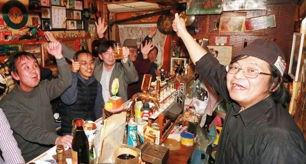 バー「ベズレコード」に集まったファンとマスターの阿部光宏さん（右）