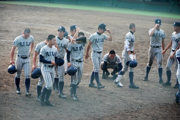 試合に敗れて、泣き崩れる敦賀気比の選手たち=2016年7月16日（c）朝日新聞社