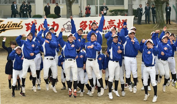 21世紀枠での選抜高校野球出場が決まり、喜ぶ岐阜県立多治見高校の選手たち（c）朝日新聞社