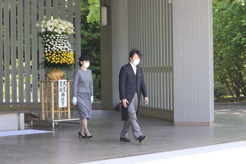 22年5月30日に千鳥ケ淵戦没者墓苑で遺骨を納める拝礼式に参列した秋篠宮ご夫妻（撮影／写真映像部　松永卓也）