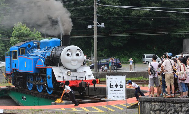 千頭駅で転車台にのるトーマス（撮影／写真部・松永卓也）