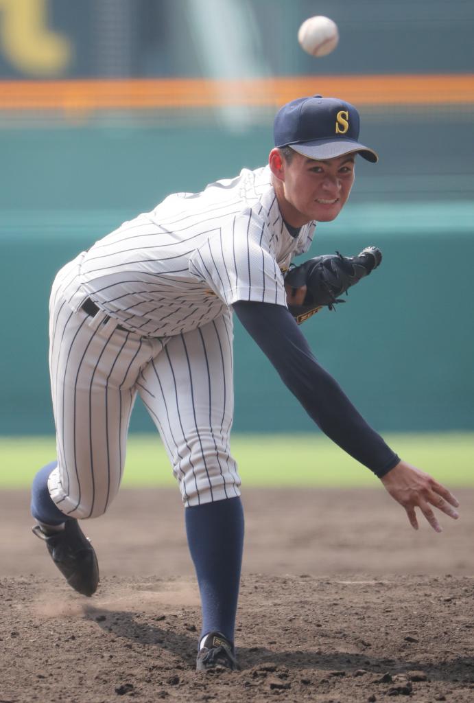 昨夏の甲子園で力投した明石商の中森俊介　（ｃ）朝日新聞社