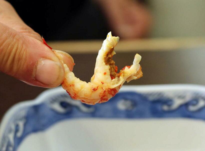 アメリカザリガニを塩ゆでにして、殻をむいたところ。尻尾の部分の身がほとんどで、ミソがついている。中華料理では人気の食材（筆者撮影）