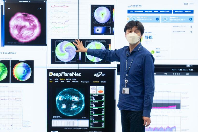 太陽表面の活動などを示すNICT宇宙天気予報センターのモニター画面。刻々変化するデータを宇宙天気予報グループの久保勇樹グループリーダーらがチェックする（photo　小山幸佑）