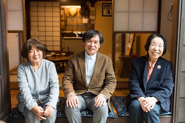 昭和のくらし博物館で行われた鼎談。左から浦谷千恵さん、片渕須直さん、小泉和子さん（撮影／写真部・岸本絢）