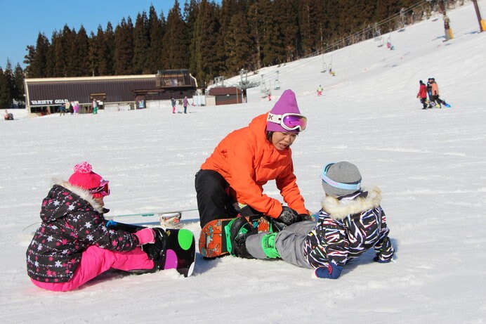 3歳から受講可能な「スキージャム勝山」のJAPAN SNOWBOARD ACADEMY