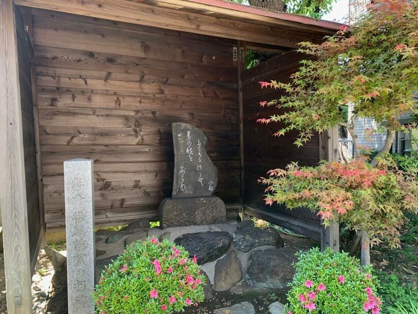 八丁畷駅そばにある芭蕉句碑。「麦の穂をたよりにつかむ別れかな」は、江戸を発つ芭蕉が詠んだ句