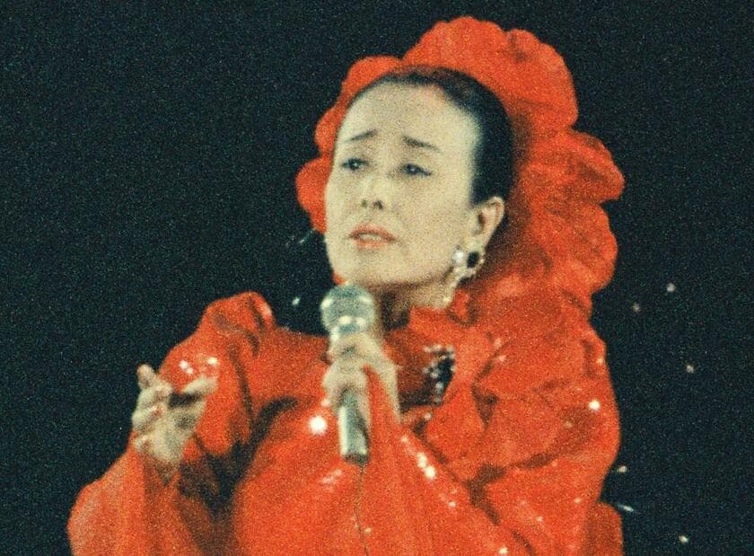 1988年の再起コンサートで歌う美空ひばりさん＝東京ドーム　（c）朝日新聞社