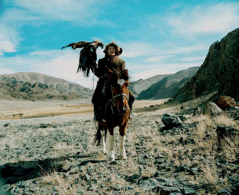 モンゴルの西にそびえるアルタイ山脈付近で暮らすカザフ族の鷹匠。狩猟にはイヌワシを使う。ふだんはワシにお面を被せ、獲物が現れるとそれを外し、飛び立たせる（撮影：山内悠　以下同）