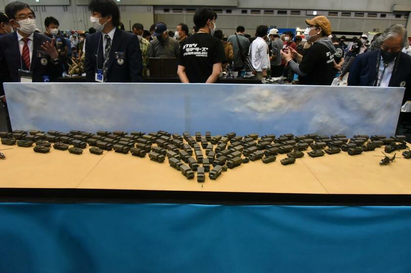 トラックやヘリコプターなど全部で140台を「ろうがんず」メンバーで制作