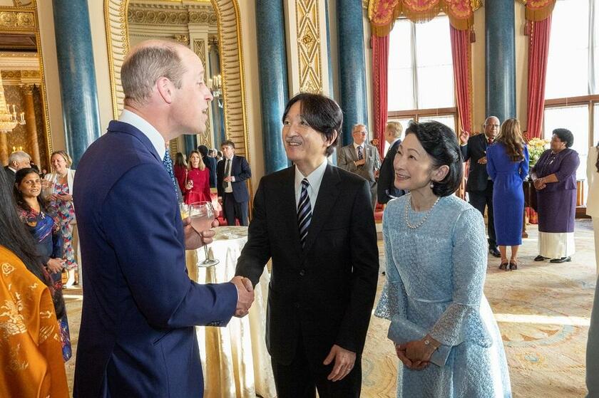 ５月５日、英国で行われたチャールズ新国王主催のレセプションでウィリアム皇太子（左）と談笑する秋篠宮ご夫妻（写真：アフロ）