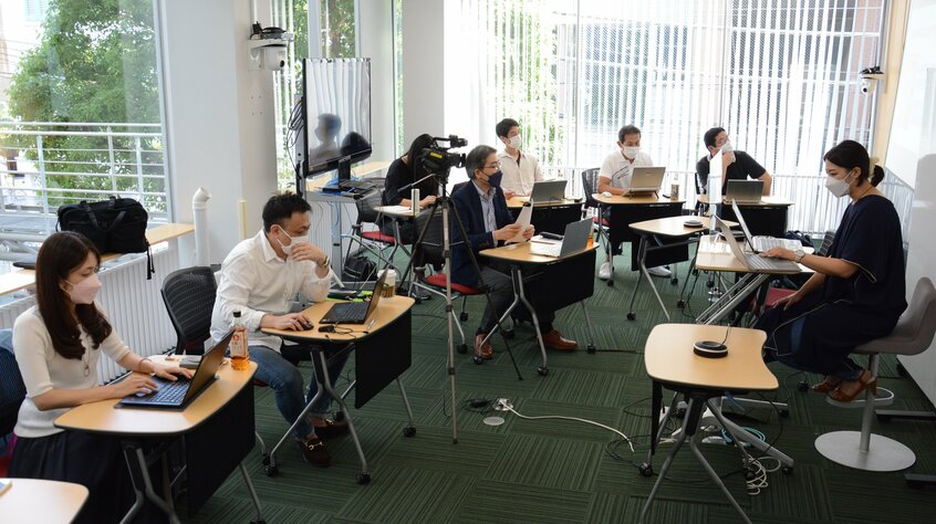 大学院で学ぶ社会人の大学院生=東京都