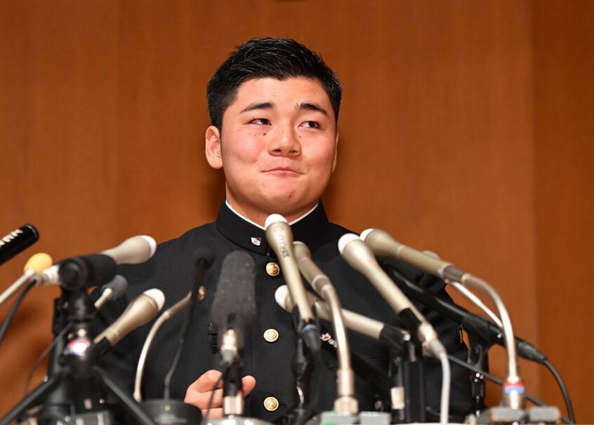 7球団からドラフト1位指名され、記者会見で笑顔を見せる清宮 (c)朝日新聞社