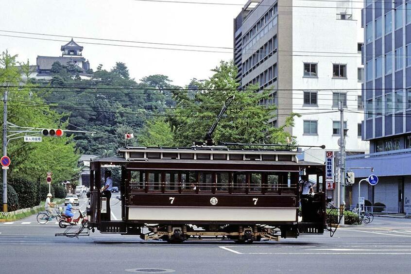 重用文化財に指定されている高知城天守閣を横目に見て、伊野線鏡川橋行きの「維新號」が走る。県庁前(撮影/諸河久:1988年8月21日)