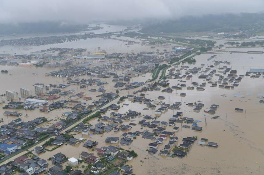 岡山県倉敷市の、堤防が決壊して濁流が流れ込んだ市街地（7月7日）。6月28 日以降、数十年に一度の大雨が広範囲で降り続き、西日本を中心に土砂災害や河川の氾濫が発生。死者は200人を超えた　（ｃ）朝日新聞社