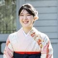 〈愛子さまの存在感〉【祝ご卒業】愛子さま 卒業式の着物には堂々たる天皇家の「菊紋」 格式高い三つ紋の本振袖と凛とした紺袴で花のような美しさ
