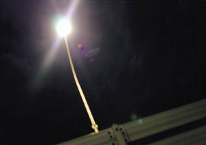 光にひかれるという星井さん。高速道路で車の中からとらえた電灯の明かりが夜の闇に浮かび上がっている。いつもカメラを持ち歩いて、被写体を探しているのがわかる
