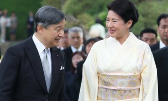 【写真特集】天皇、皇后両陛下「仲睦まじい」アイコンタクト 写真で振り返る2025年春の園遊会