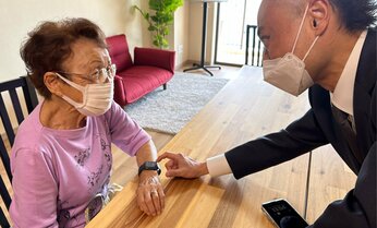 「行動を管理される」イメージを払しょく? 高齢者施設でApple Watch装着のメリット