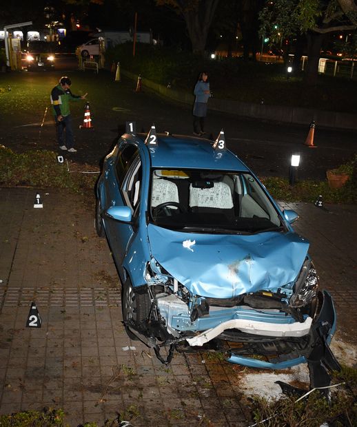 東京都立川市の病院で暴走し、大破した車。高齢者が運転していた　（ｃ）朝日新聞社