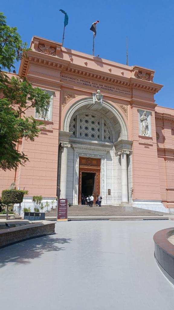 エジプト考古学博物館。入口もこんなにすいています