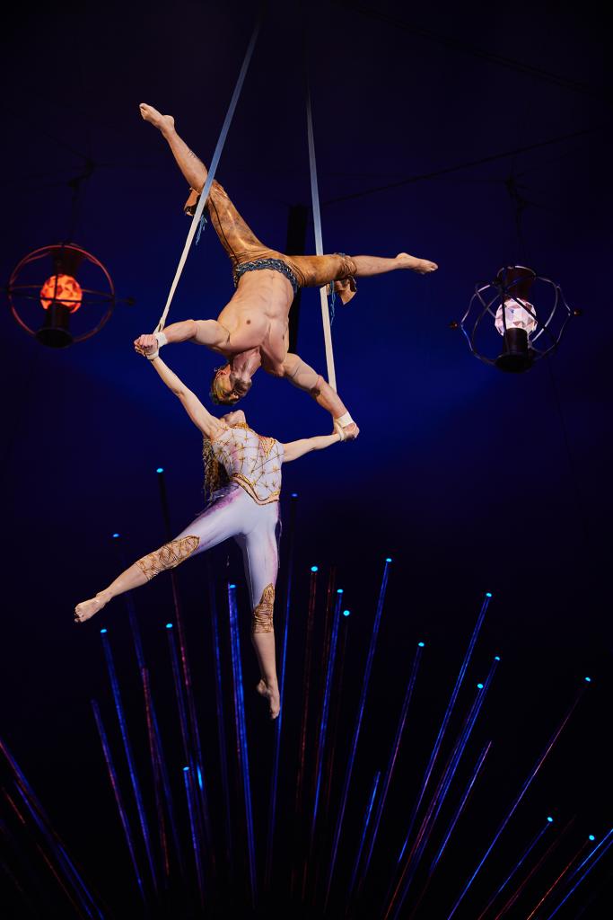 絶妙なバランスによって口づける「エアリアル・ストラップ」（photo／Cirque du Soleil 2021　Costumes／Dominique Lemieux）