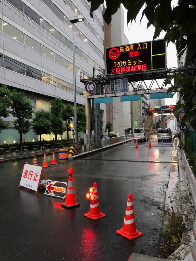 アチコチで交通規制される大阪市内（撮影／今西憲之）
