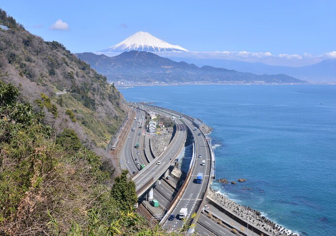 国道1号から眺める富士山の絶景