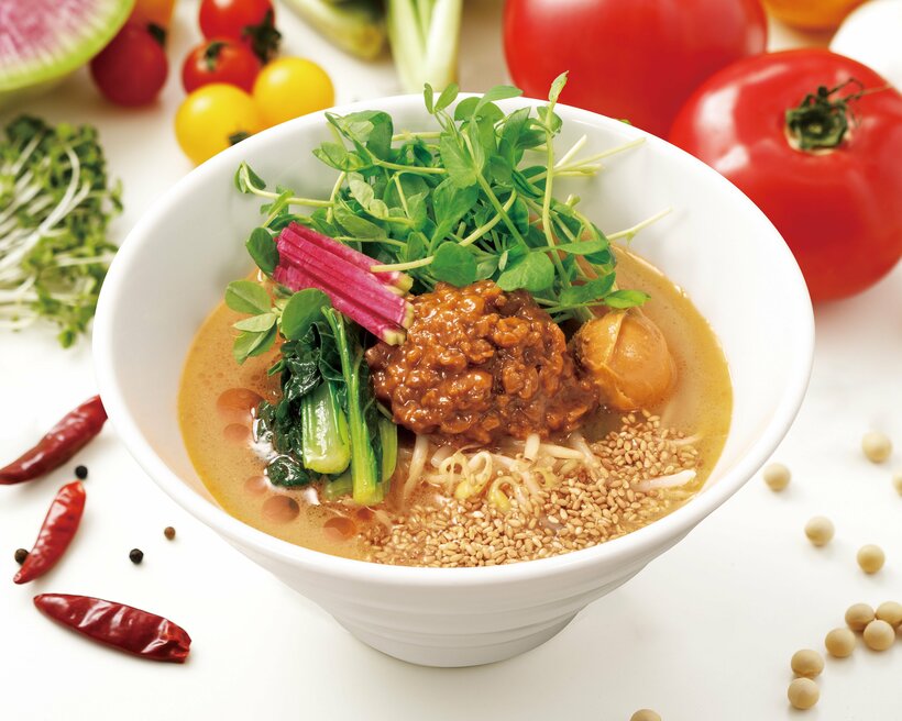 ソイミートを使ったオリジナルの担々麺「金胡麻たんたん麺」（JR東日本クロスステーション フーズカンパニー提供）