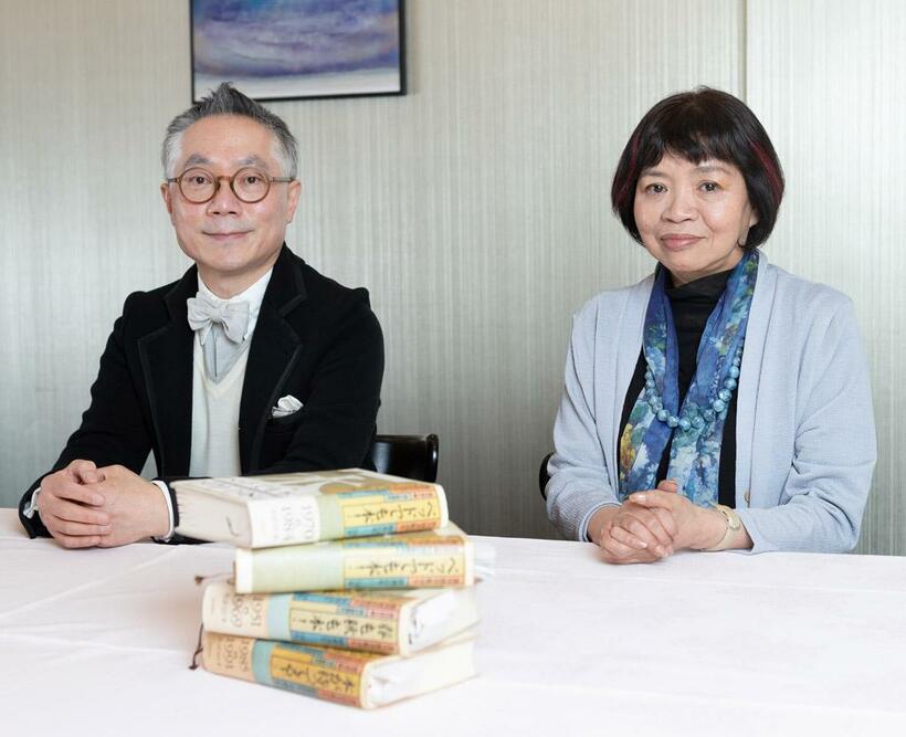 永江朗（ながえあきら・左）／　1958年生まれ。著書に『「本が売れない」というけれど』『小さな出版社のつづけ方』『私は本屋が好きでした』、編著に『文豪と感染症』など。斎藤美奈子（さいとうみなこ）／　1956年生まれ。著書に『挑発する少女小説』『中古典のすすめ』『忖度しません』『日本の同時代小説』『文庫解説ワンダーランド』など。（撮影／写真映像部・上田泰世）