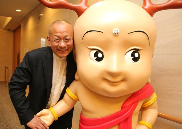 元祖“キモかわキャラ”の「せんとくん」（右）を考案した籔内佐斗司さん　（c）朝日新聞社　＠＠写禁