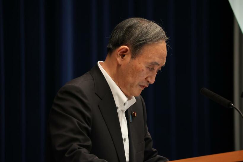 緊急事態宣言の延長などの会見で頭を下げる菅義偉首相（C)朝日新聞社