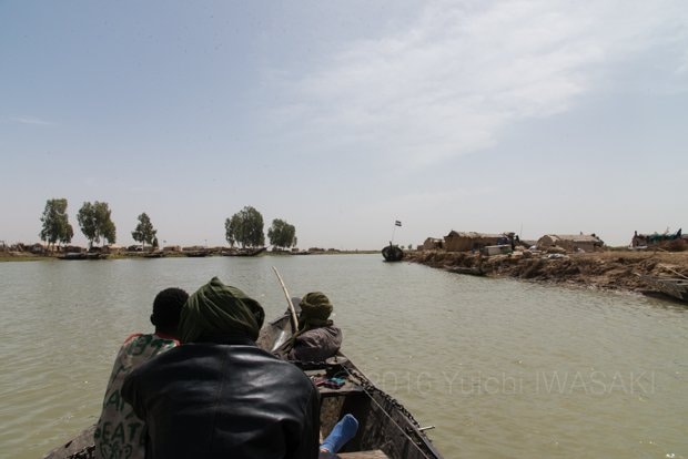 両岸にマリの人々の生活を間近に見ながら、船は進んだ（ニジェール川・マリ 2016年／Niger River, Mali 2016）