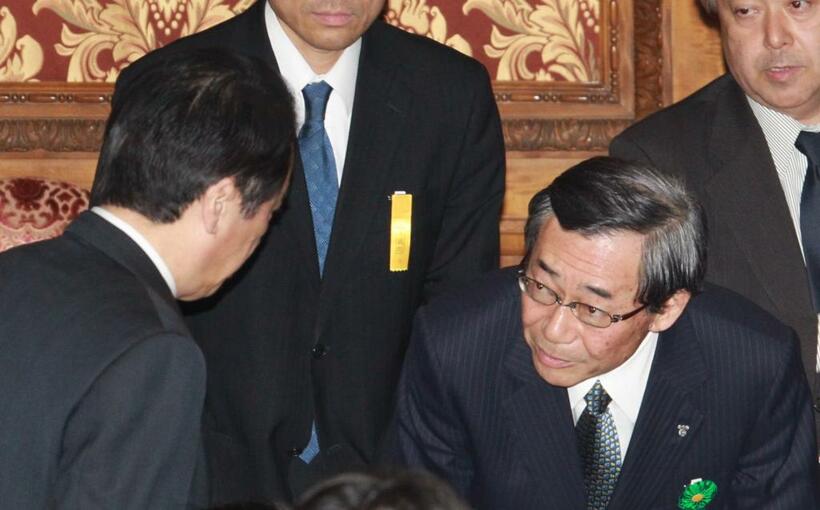 参院予算委での、菅直人元首相と東電の清水正孝社長（当時）＝2011年4月（C）朝日新聞社