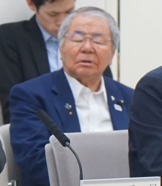 ２７歳の後継者に太鼓判を押す内田氏　（ｃ）朝日新聞社