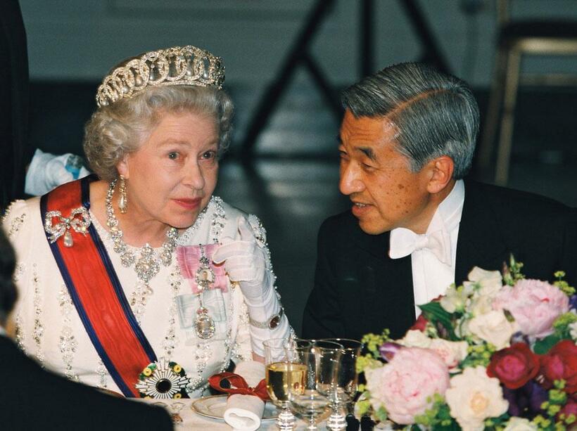1998年5月、天皇、皇后両陛下主催の答礼晩餐会で天皇陛下（当時）と語らうエリザベス女王（左）