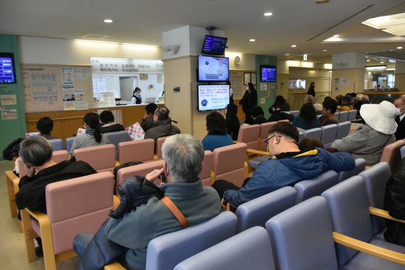 病院でインフルエンザの治療を待つ患者たち。特に基礎疾患がある人や高齢者は重症化しやすいので注意が必要だ　（ｃ）朝日新聞社
